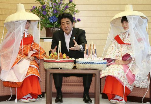 安倍总理在总理大臣官邸接受了“纪州梅会”梅娘、田边市的真砂市长等的拜会。