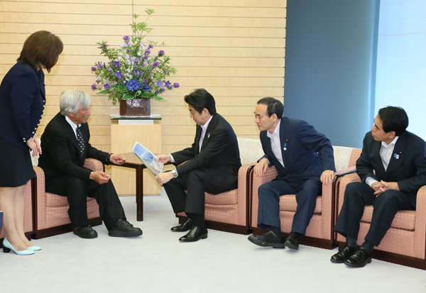 安倍总理在总理大臣官邸接受了以史上最年长记录80岁成功登顶珠穆朗玛峰的三浦雄一郎氏的拜会。