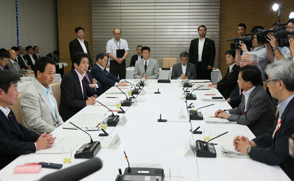 安倍总理在总理大臣官邸召开了第十四次经济财政咨询会议。