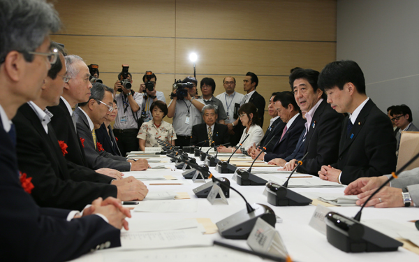 安倍总理在总理大臣官邸召开了2013年第六次(总计第112次)综合科学技术会议。