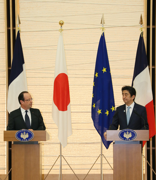 安倍总理在总理大臣官邸与法国总统弗朗索瓦•奥朗德举行了会谈。