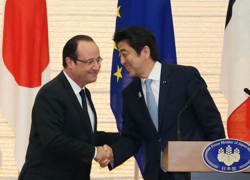 安倍总理在总理大臣官邸与法国总统弗朗索瓦•奥朗德举行了会谈。