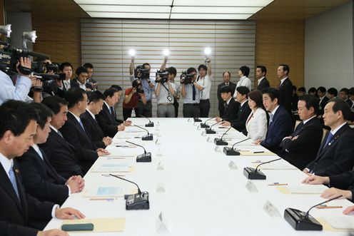 安倍总理在总理大臣官邸召开了第十三次少子化社会对策会议。