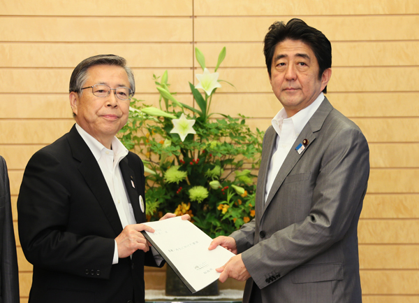安倍总理在总理大臣官邸接受了福岛县知事佐藤雄平的拜会。