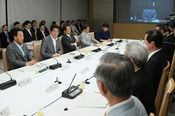安倍总理在总理大臣官邸召开了第十二次产业竞争力会议。