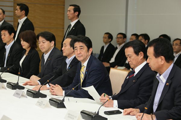 安倍总理在总理大臣官邸出席了有关每月例行经济报告等相关阁僚会议。