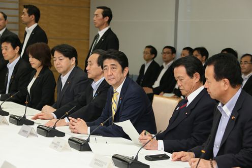 安倍总理在总理大臣官邸出席了有关每月例行经济报告等相关阁僚会议。