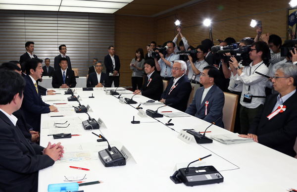 安倍总理在总理大臣官邸召开了第十五次经济财政咨询会议。