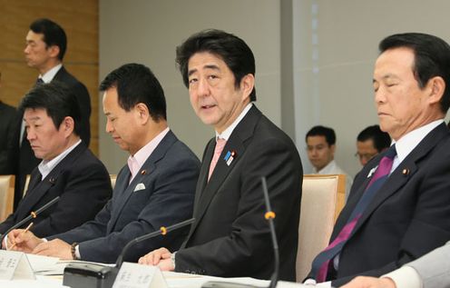 安倍总理在总理大臣官邸召开了第七次日本经济再生本部会议。