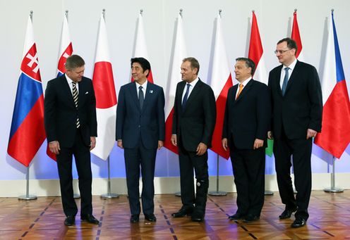正在出访欧洲的安倍总理访问了波兰共和国，出席了“日本料理招待酒会”等。