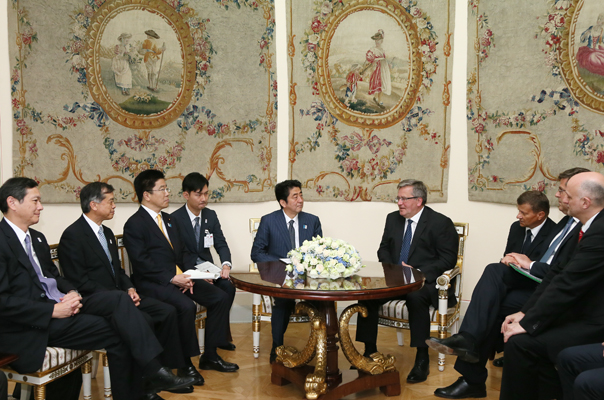 正在出访欧洲的安倍总理访问了波兰共和国，出席了“日本料理招待酒会”等。