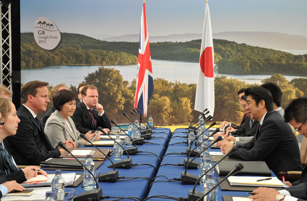 为了出席八国集团（G8）厄恩湖峰会正在北爱尔兰进行访问的安倍总理与各国首脑举行了会谈等。