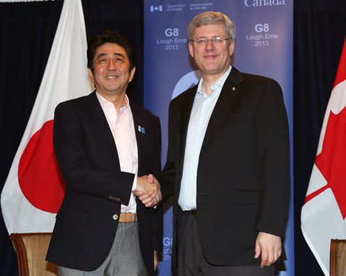 为了出席八国集团(G8)厄恩湖峰会正在北爱尔兰进行访问的安倍总理与各国首脑举行了会谈等。