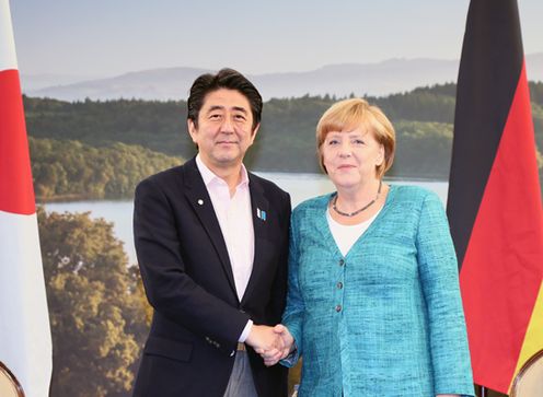 为了出席八国集团(G8)厄恩湖峰会正在北爱尔兰进行访问的安倍总理与各国首脑举行了会谈等。