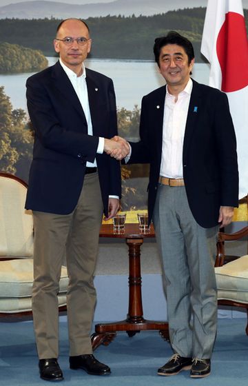 为了出席八国集团(G8)厄恩湖峰会正在北爱尔兰进行访问的安倍总理与各国首脑举行了会谈等。