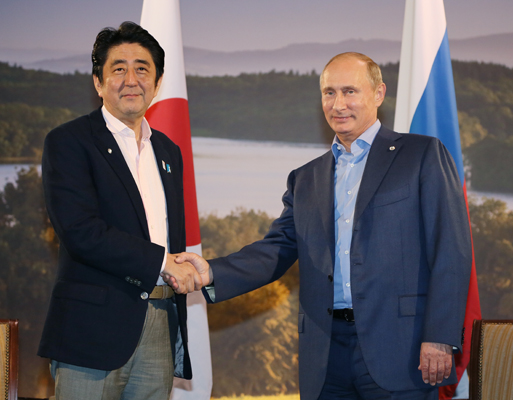 为了出席八国集团(G8)厄恩湖峰会正在北爱尔兰进行访问的安倍总理与各国首脑举行了会谈等。