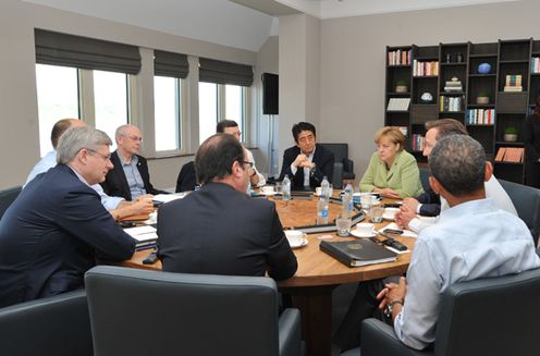 为了出席八国集团(G8)厄恩湖峰会正在北爱尔兰进行访问的安倍总理与各国首脑举行了会谈等。