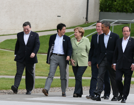 为了出席八国集团（G8）厄恩湖峰会正在北爱尔兰进行访问的安倍总理与各国首脑举行了会谈等。