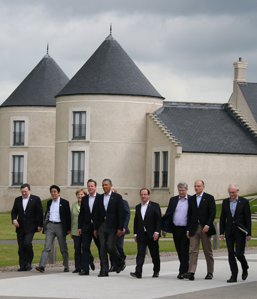 为了出席八国集团(G8)厄恩湖峰会正在北爱尔兰进行访问的安倍总理与各国首脑举行了会谈等。