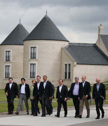 为了出席八国集团(G8)厄恩湖峰会正在北爱尔兰进行访问的安倍总理与各国首脑举行了会谈等。