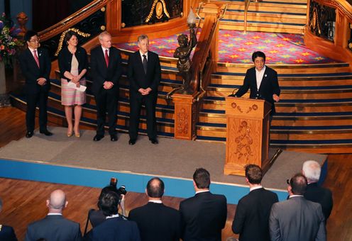 为了出席八国集团(G8)厄恩湖峰会正在北爱尔兰进行访问的安倍总理与各国首脑举行了会谈等。