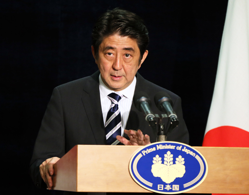 为了出席八国集团(G8)厄恩湖峰会正在北爱尔兰进行访问的安倍总理与各国首脑举行了会谈等。