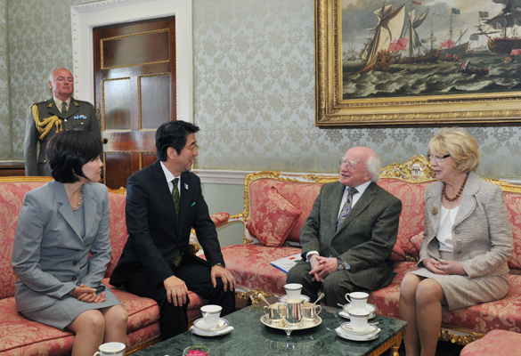 正在访问爱尔兰的安倍总理举行了日本与爱尔兰首脑联合记者招待会等。