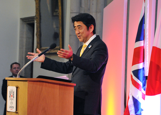 正在访问爱尔兰的安倍总理举行了日本与爱尔兰首脑联合记者招待会等。