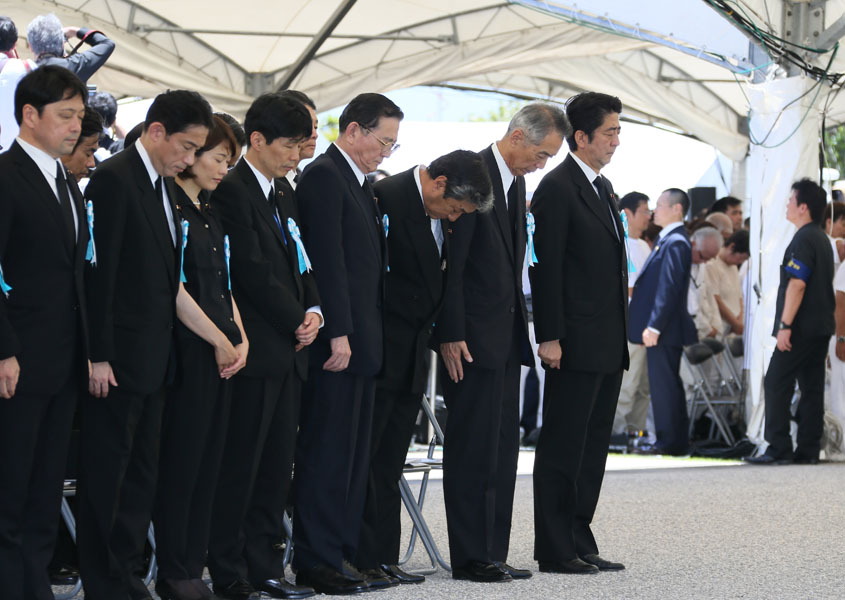 安倍总理出席了在冲绳县举行的“冲绳全体战殁者追悼仪式”。