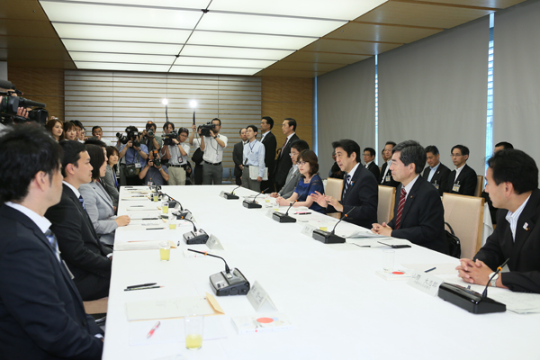 安倍总理在总理大臣官邸出席了第1次鼓励不断再挑战的恳谈会。