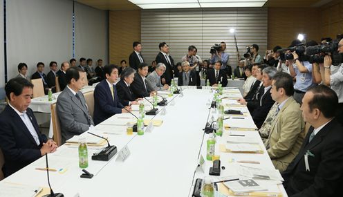 安倍总理在总理大臣官邸召开了第十次教育再生实行会议。