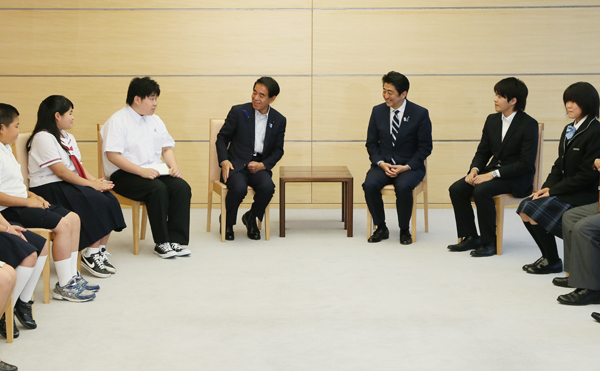 安倍总理在总理大臣官邸接受了长腿叔叔育英会会长玉井义臣及奖学金获奖学生们的拜会。