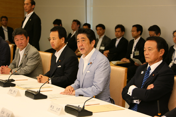 安倍总理在总理大臣官邸召开了第八次日本经济再生本部会议。