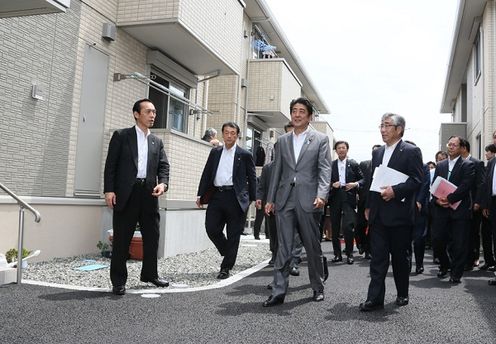 安倍总理为了把握东日本大地震灾害的复兴情况访问了宫城县。