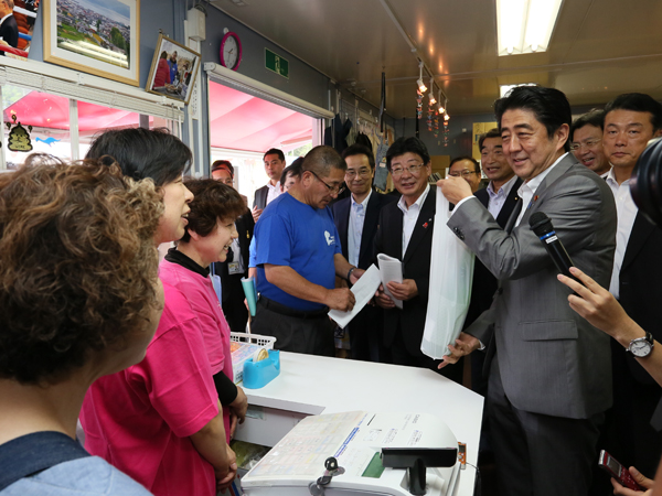 安倍总理为了把握东日本大地震灾害的复兴情况访问了宫城县。