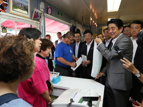 安倍总理为了把握东日本大地震灾害的复兴情况访问了宫城县。