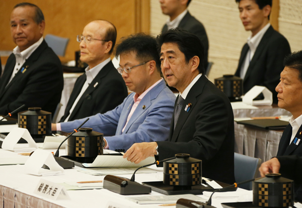 安倍总理在总理大臣官邸召开了“与都道府县议会议长的恳谈会”。