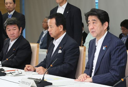 安倍总理在总理大臣官邸召开了第十七次经济财政咨询会议。