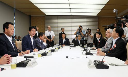 安倍总理在总理大臣官邸召开了第十七次经济财政咨询会议。