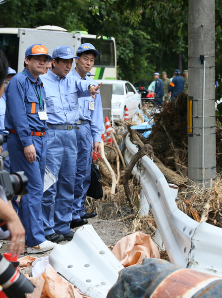 安倍总理为了视察大雨的受灾情况,访问了山口县及岛根县。