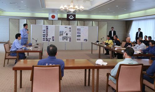 安倍总理为了视察大雨的受灾情况,访问了山口县及岛根县。