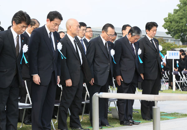 安倍总理出席了在广岛市中区和平纪念公园举行的广岛市原子弹爆炸遇难者悼念暨和平祈愿仪式。