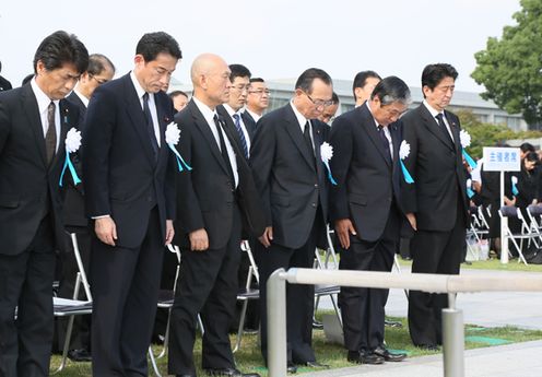 安倍总理出席了在广岛市中区和平纪念公园举行的广岛市原子弹爆炸遇难者悼念暨和平祈愿仪式。