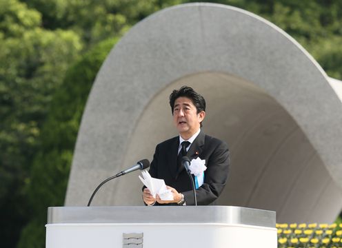 安倍总理出席了在广岛市中区和平纪念公园举行的广岛市原子弹爆炸遇难者悼念暨和平祈愿仪式。