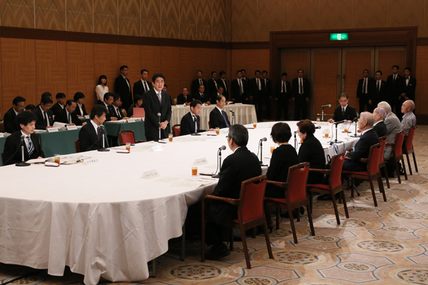 安倍总理出席了在广岛市中区和平纪念公园举行的广岛市原子弹爆炸遇难者悼念暨和平祈愿仪式。