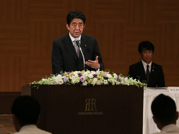 安倍总理出席了在广岛市中区和平纪念公园举行的广岛市原子弹爆炸遇难者悼念暨和平祈愿仪式。