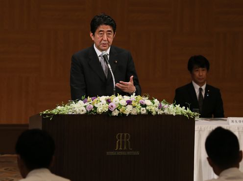 安倍总理出席了在广岛市中区和平纪念公园举行的广岛市原子弹爆炸遇难者悼念暨和平祈愿仪式。