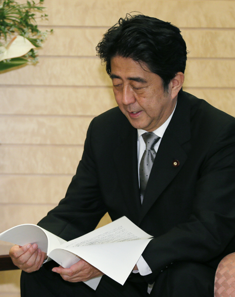 安倍总理在总理大臣官邸接收了“社会保障制度改革国民会议报告书”。