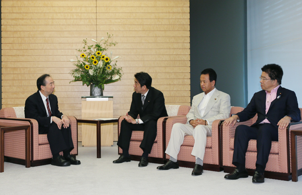 安倍总理在总理大臣官邸接收了“社会保障制度改革国民会议报告书”。