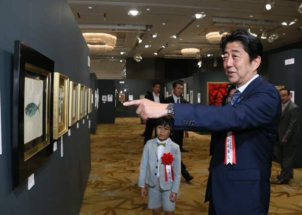 安倍总理出席了在东京都内宾馆举行的“文化人・艺人多才多艺美术展 ”的开幕式。